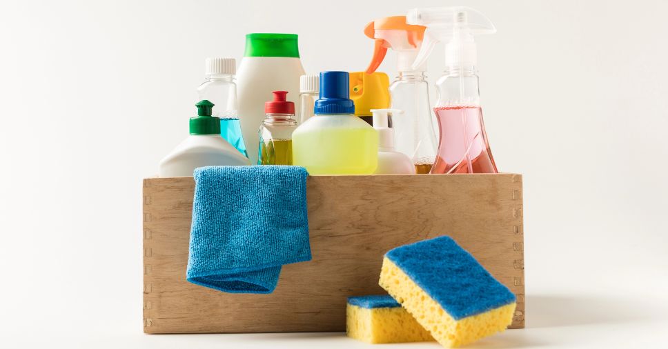 Como organizar produtos de limpeza em casa de forma segura